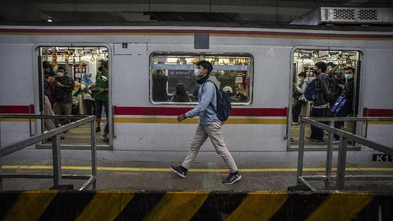 Tiang Listrik KRL Green Line Miring Akibat Longsor, Perjalanan Terganggu 2-3 Jam