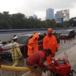 Jalan Satria Raya Grogol Terendam Banjir Setinggi 30 Cm Akibat Hujan Deras