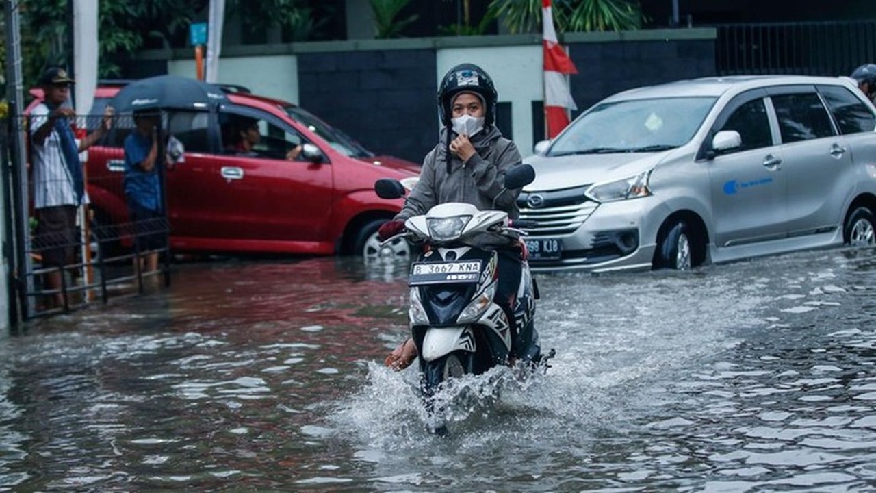 Banjir Meluas di Jakarta: 45 RT dan 22 Ruas Jalan Tergenang Akibat Hujan Tinggi