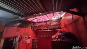 Rumah Nurmayanti di Matraman Ambruk Akibat Hujan Deras, Dua Penghuni Terluka