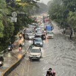Jalan Daan Mogot Jakarta Barat Tergenang, Lalu Lintas Lumpuh Total Akibat Hujan
