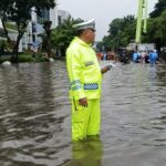 Banjir 70 Cm di Jl DI Pandjaitan Jaktim, Motor Sempat Diizinkan Lawan Arah