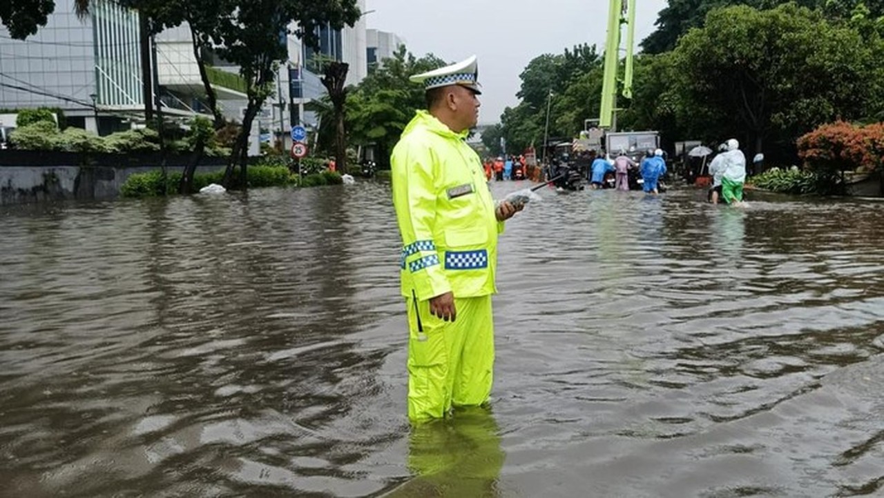 Banjir 70 Cm di Jl DI Pandjaitan Jaktim, Motor Sempat Diizinkan Lawan Arah