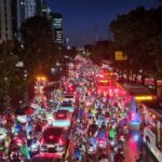 Jalan DI Pandjaitan Terendam Banjir, Lalin Arah Sunter Macet Parah Malam Ini