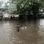 Banjir 30-50 Cm Genangi Daan Mogot, Anak-anak Jadikan Jalanan Arena Bermain Air