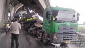 Truk Angkut Alat Berat Nyangkut di Flyover Jampea Jakut, Lalu Lintas Macet Parah