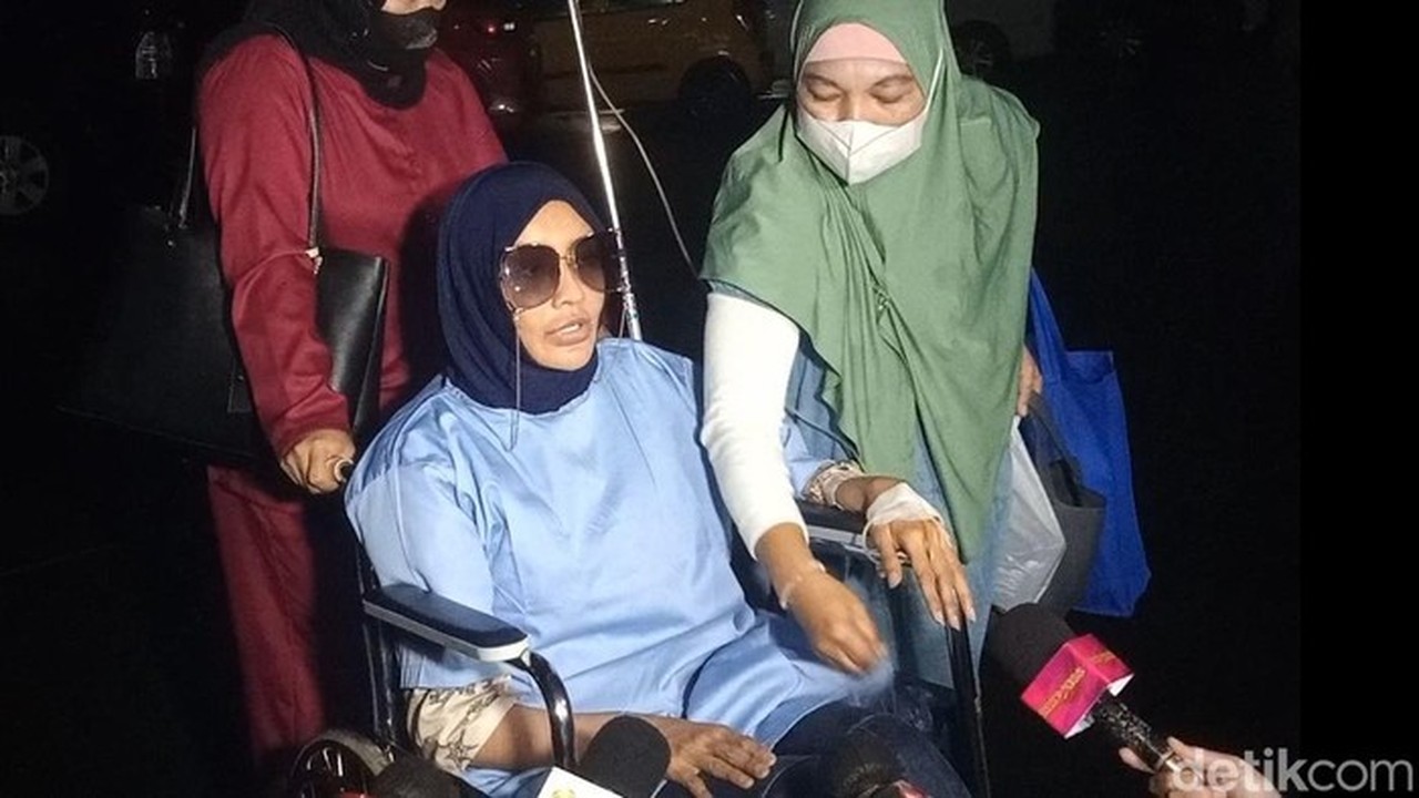 Doktif Penuhi Panggilan Polisi dengan Kursi Roda, Akui Stres Memikirkan Richard Lee Doktif Penuhi Panggilan Polisi dengan Kursi Roda, Akui Stres Memikirkan Richard Lee