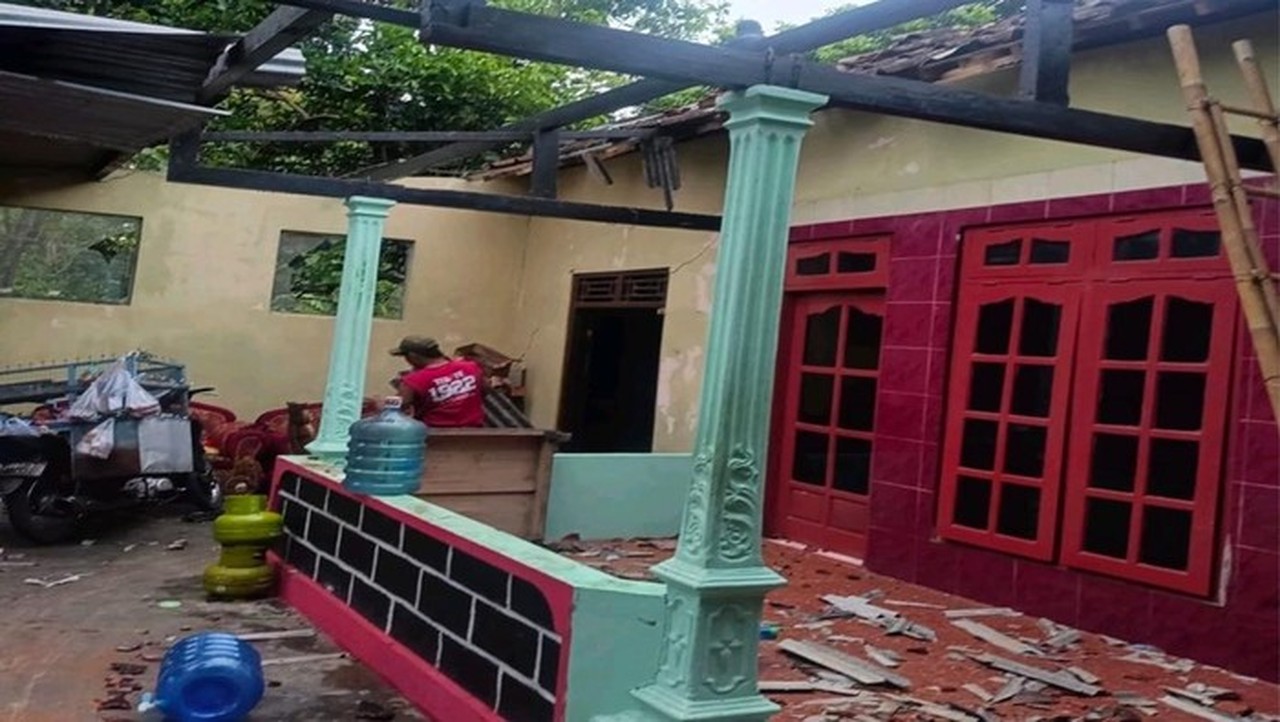 Kemensos Salurkan Bantuan Logistik untuk Korban Puting Beliung di Karanganyar