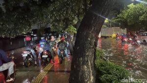 Jalan Daan Mogot Jakbar Terendam Banjir, Pemotor Terpaksa Lewati Trotoar