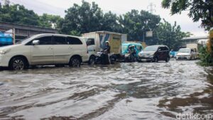 Antisipasi Banjir Susulan, Dinas SDA DKI Kerahkan 3 Pompa di Jalan DI Pandjaitan Jaktim