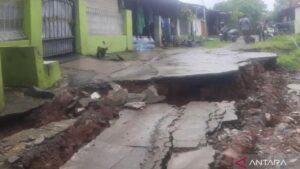 Hujan Deras Picu Longsor di Cikarang, 4 Rumah Warga Rusak Parah