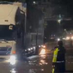 Banjir 60 Cm Lumpuhkan Jalan Daan Mogot, Pengendara Dialihkan Cari Jalur Alternatif