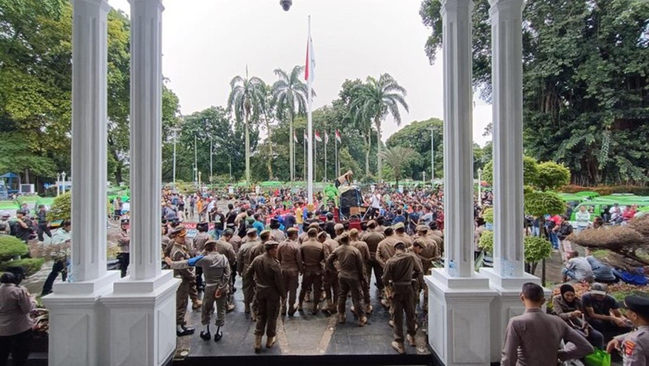 Demo Sopir Angkot Bogor Tolak Razia Kendaraan Tua, Jalanan Sempat Ditutup