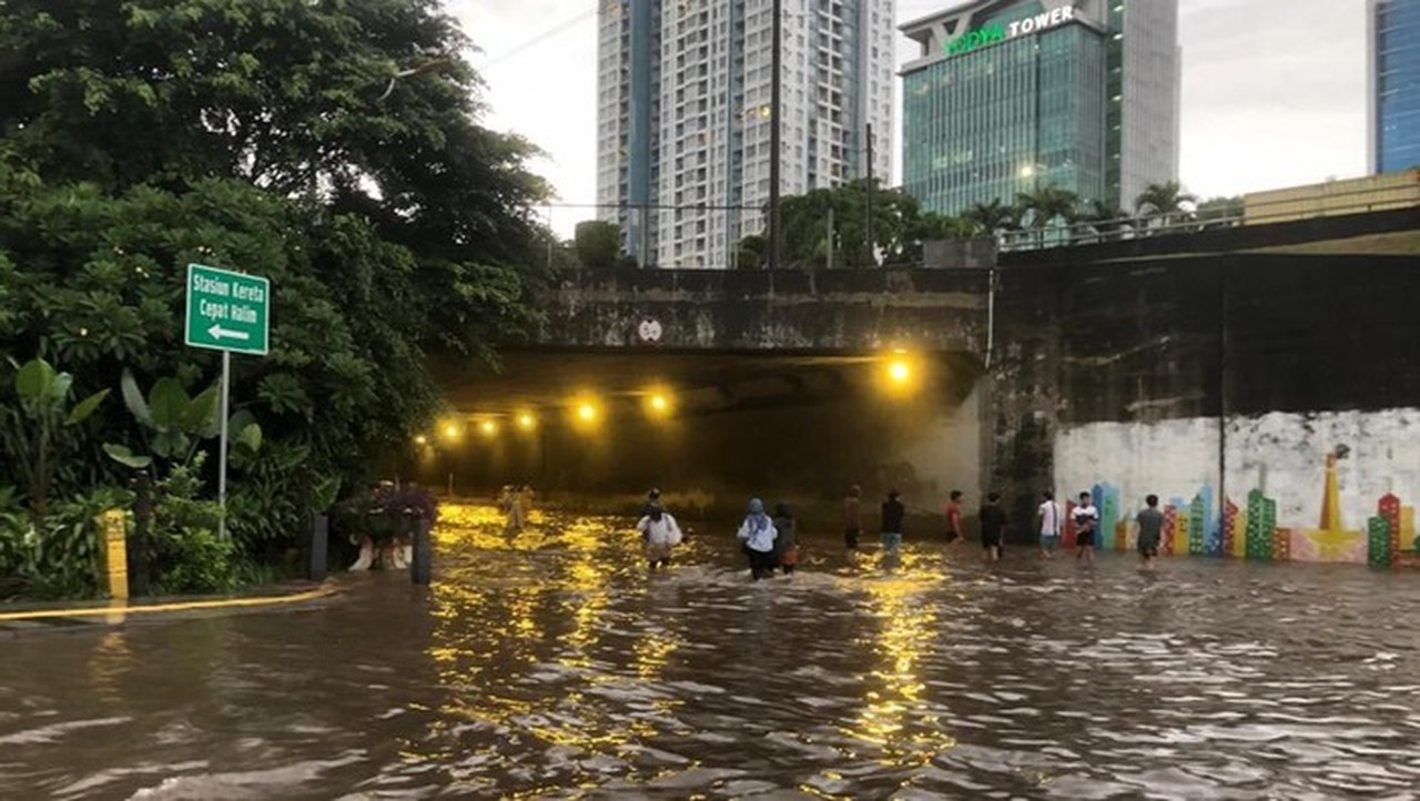Banjir Jakarta Masih Meluas: 125 RT dan 14 Ruas Jalan Terendam, Ketinggian Capai 1,5 Meter