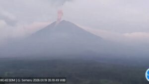 Gunung Semeru Meletus 6 Kali dalam Semalam, Kolom Abu Vulkanik Capai 1 Kilometer