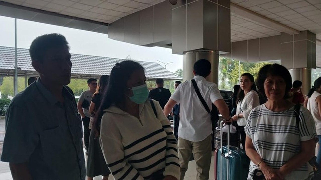 Keluarga Pramugari Korban Pesawat Jatuh di Bulusarung Berharap Kabar Terbaik Keluarga Pramugari Korban Pesawat Jatuh di Bulusarung Berharap Kabar Terbaik