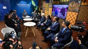 Prabowo Tinjau Paviliun Indonesia di WEF Davos 2026, Ngopi Santai Bersama Menteri Kabinet