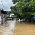 Kali Cakung Meluap Akibat Hujan Deras, Banjir Setinggi Pinggang Rendam Jalan Duta Kranji Bekasi