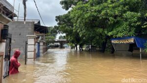 Kali Cakung Meluap Akibat Hujan Deras, Banjir Setinggi Pinggang Rendam Jalan Duta Kranji Bekasi