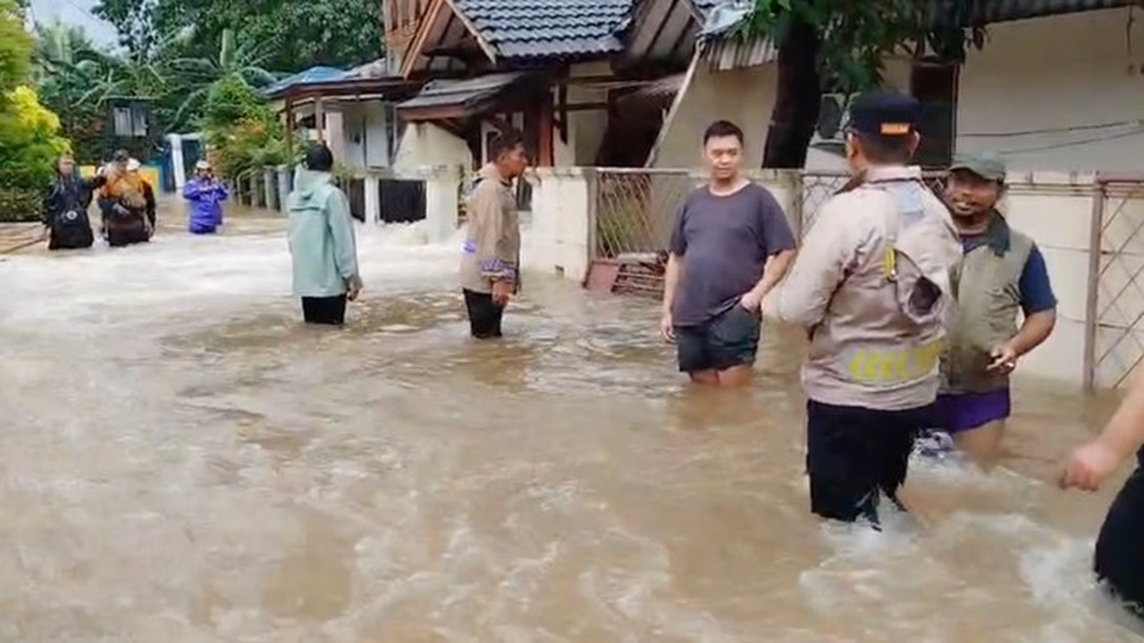 Tanggul Kali Angke Jebol, Banjir 60 Cm Terobos Ratusan Rumah di Tangerang