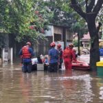 Banjir 80 Cm Rendam 32 KK di Pondok Karya Mampang Jaksel, Petugas Siaga Evakuasi
