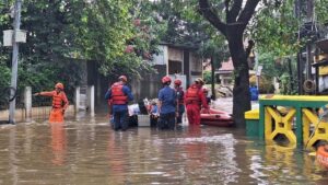 Banjir 80 Cm Rendam 32 KK di Pondok Karya Mampang Jaksel, Petugas Siaga Evakuasi