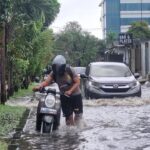 Banjir 30-50 Cm Rendam Kebon Jeruk, Motor Warga Mogok Terjang Genangan