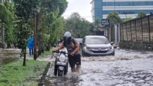 Banjir 30-50 Cm Rendam Kebon Jeruk, Motor Warga Mogok Terjang Genangan