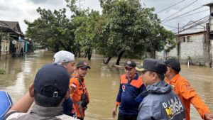 Banjir Kranji Bekasi Meluas, 80 Warga Terpaksa Mengungsi ke Tenda dan Masjid