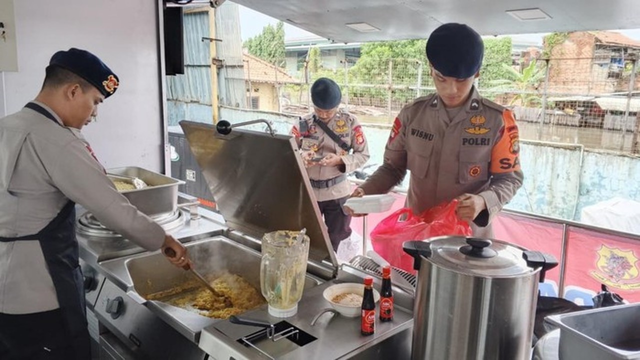 Brimob Polda Metro Hadirkan Dapur Lapangan untuk Korban Banjir Cikarang Utara