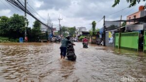 Banjir 40 Cm di Puri Kembangan Jakarta Barat, Pengendara Nekat Terobos hingga Motor Mogok