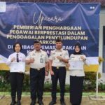 Dua Petugas Wanita Lapas Metro Diganjar Penghargaan Usai Gagalkan Penyelundupan Narkoba