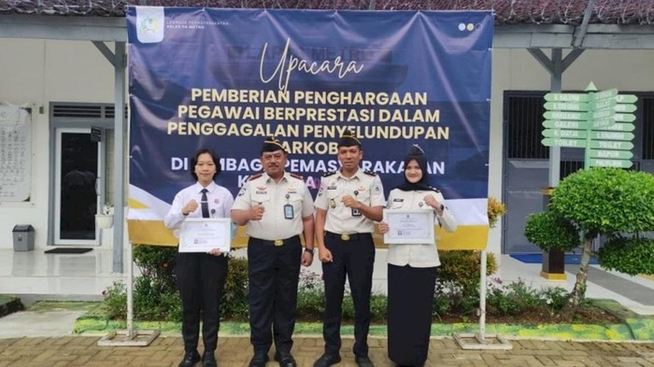 Dua Petugas Wanita Lapas Metro Diganjar Penghargaan Usai Gagalkan Penyelundupan Narkoba Dua Petugas Wanita Lapas Metro Diganjar Penghargaan Usai Gagalkan Penyelundupan Narkoba