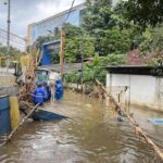 Tanggul Kali Krukut Jebol, Petogogan Jaksel Terendam Banjir Setinggi 60 Cm