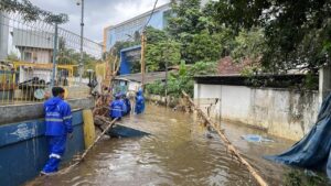 Tanggul Kali Krukut Jebol, Petogogan Jaksel Terendam Banjir Setinggi 60 Cm