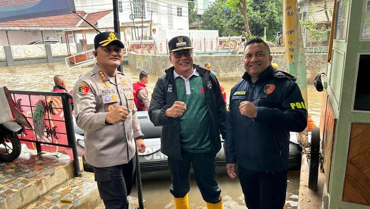 Banjir Pela Mampang: Perahu Karet Disiagakan, Kapolres Jaksel Beri Dukungan Vitamin
