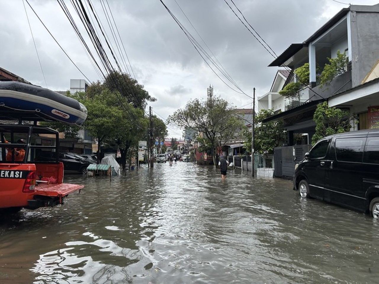 Banjir Melanda Harapan Baru 2 Bekasi, BPBD Kerahkan Perahu Karet Bantu Warga Terdampak