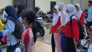 Viral SMPN Depok Rp 28 M Renovasi, Siswa Belajar Lesehan Bawa Meja dari Rumah