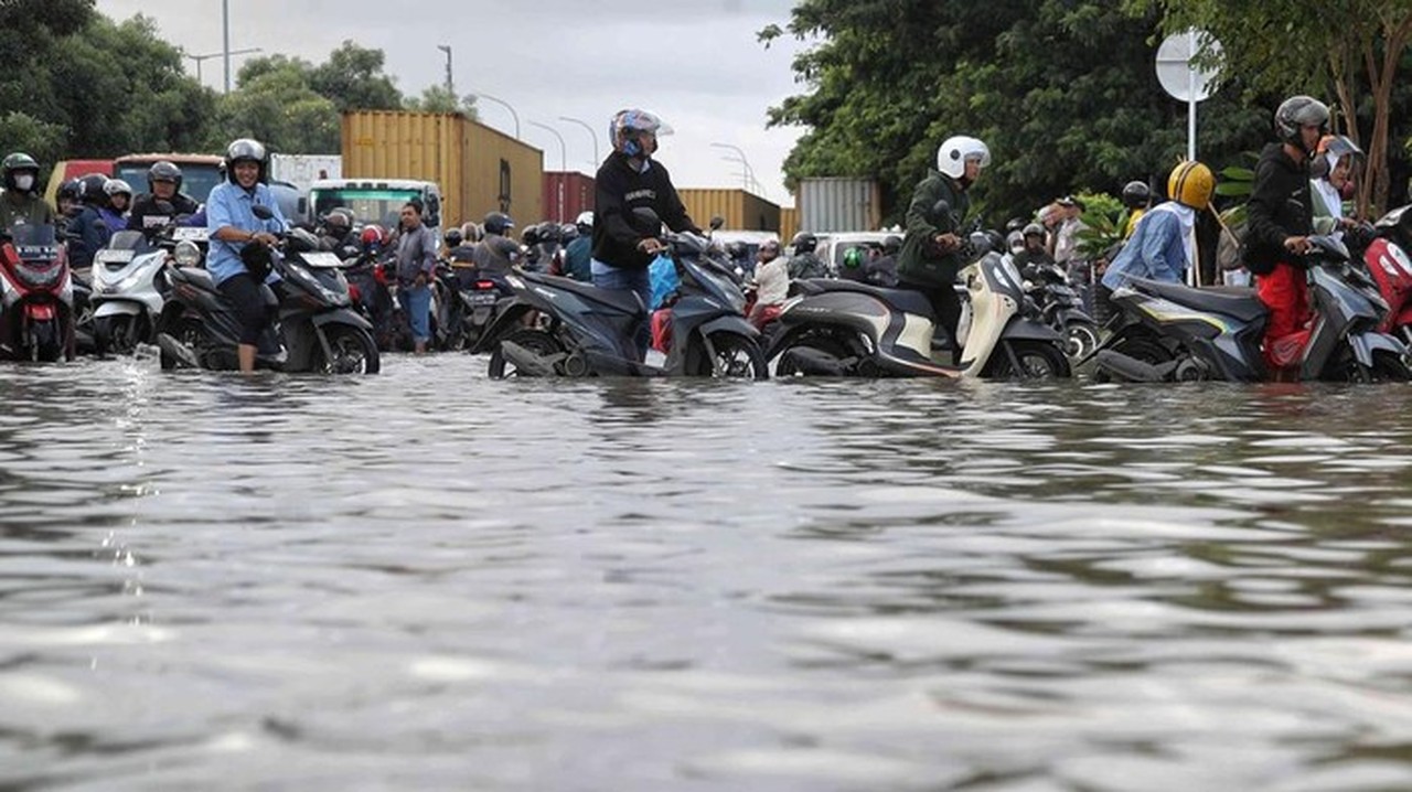 Banjir Meluas di Jakarta: 143 RT dan 16 Jalan Terendam Akibat Hujan Deras