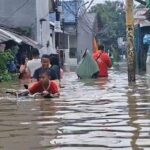 Banjir Duri Kosambi Jakarta Barat: Air Capai 1 Meter, Warga Mengungsi ke Lantai 2