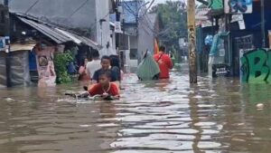 Banjir Duri Kosambi Jakarta Barat: Air Capai 1 Meter, Warga Mengungsi ke Lantai 2