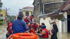 Banjir 1 Meter Rendam Pondok Kacang Tangsel, Brimob Sigap Evakuasi Warga