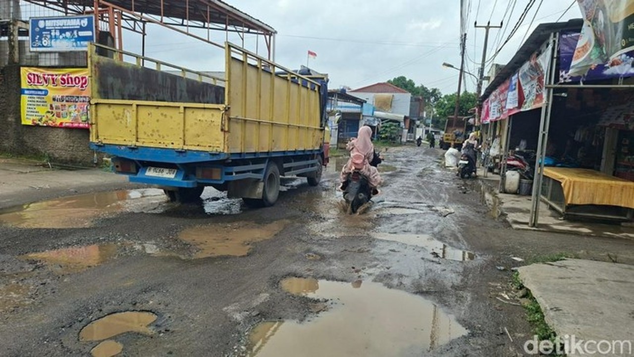 Budi Doremi Keluhkan Jalan Rusak Berlubang dan Tergenang di Taktakan, Serang