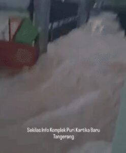 Kali Angke Meluap, Permukiman di Tangerang Terendam Banjir Setinggi Leher Orang Dewasa