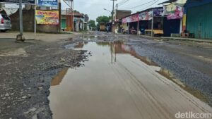 Warga Serang Keluhkan Jalan Rusak Taktakan, Budi Doremi Ikut Prihatin: Kapan Diperbaiki?