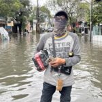 Kisah Candra, Kurir Bekasi Terjang Banjir Demi Antar Paket Warga
