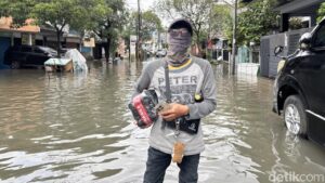 Kisah Candra, Kurir Bekasi Terjang Banjir Demi Antar Paket Warga