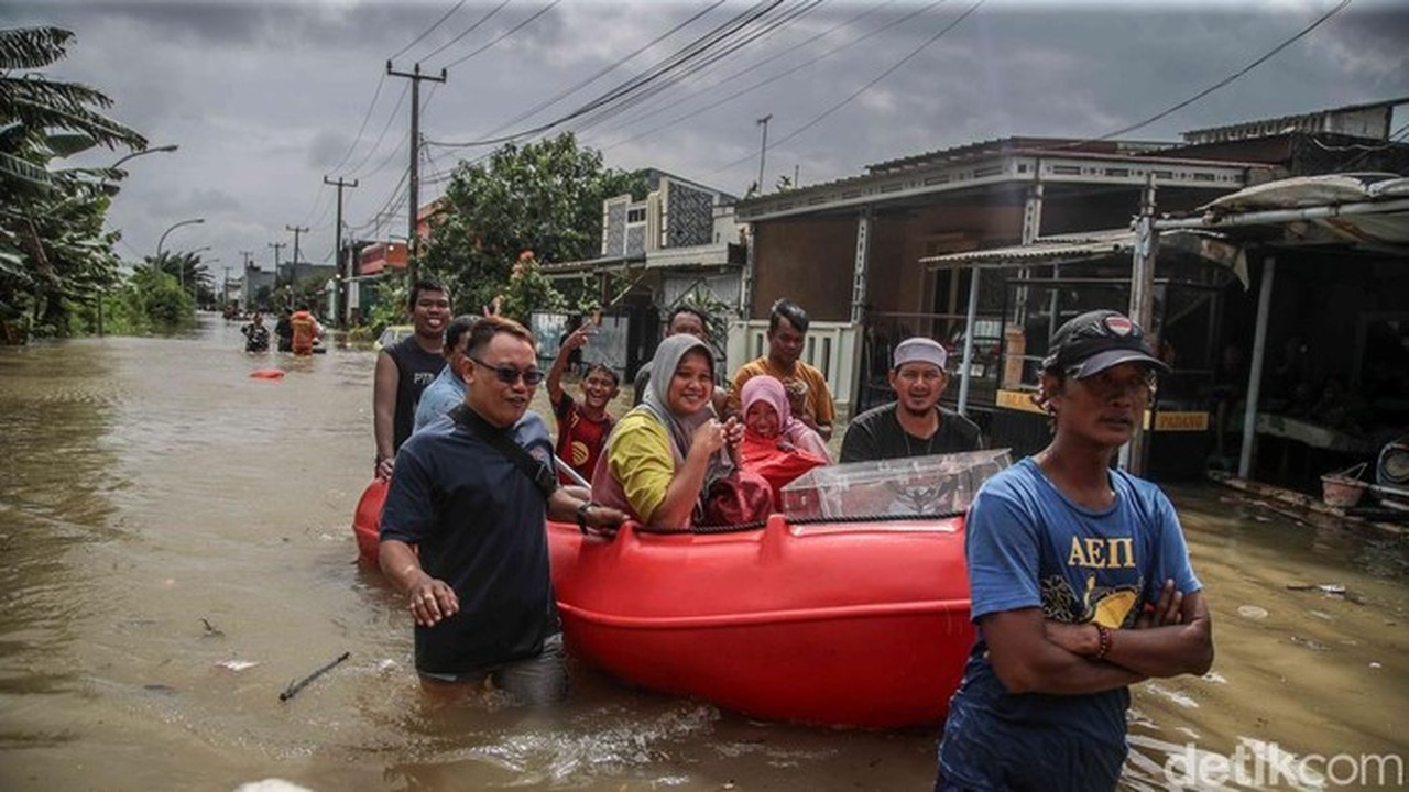 Ribuan Warga Sukamekar Bekasi Mengungsi Akibat Banjir, Butuh Perlengkapan Bayi dan Makanan Segera Ribuan Warga Sukamekar Bekasi Mengungsi Akibat Banjir, Butuh Perlengkapan Bayi dan Makanan Segera