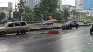 Jalan Gatot Subroto Berlubang, Pengendara Keluhkan Bahaya dan Minta Perbaikan Segera