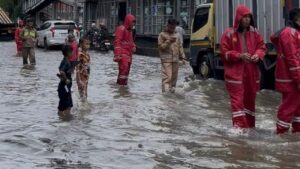 Banjir Meluas di Jakarta: 125 RT dan 16 Jalan Terendam, Ketinggian Air Capai 1,2 Meter